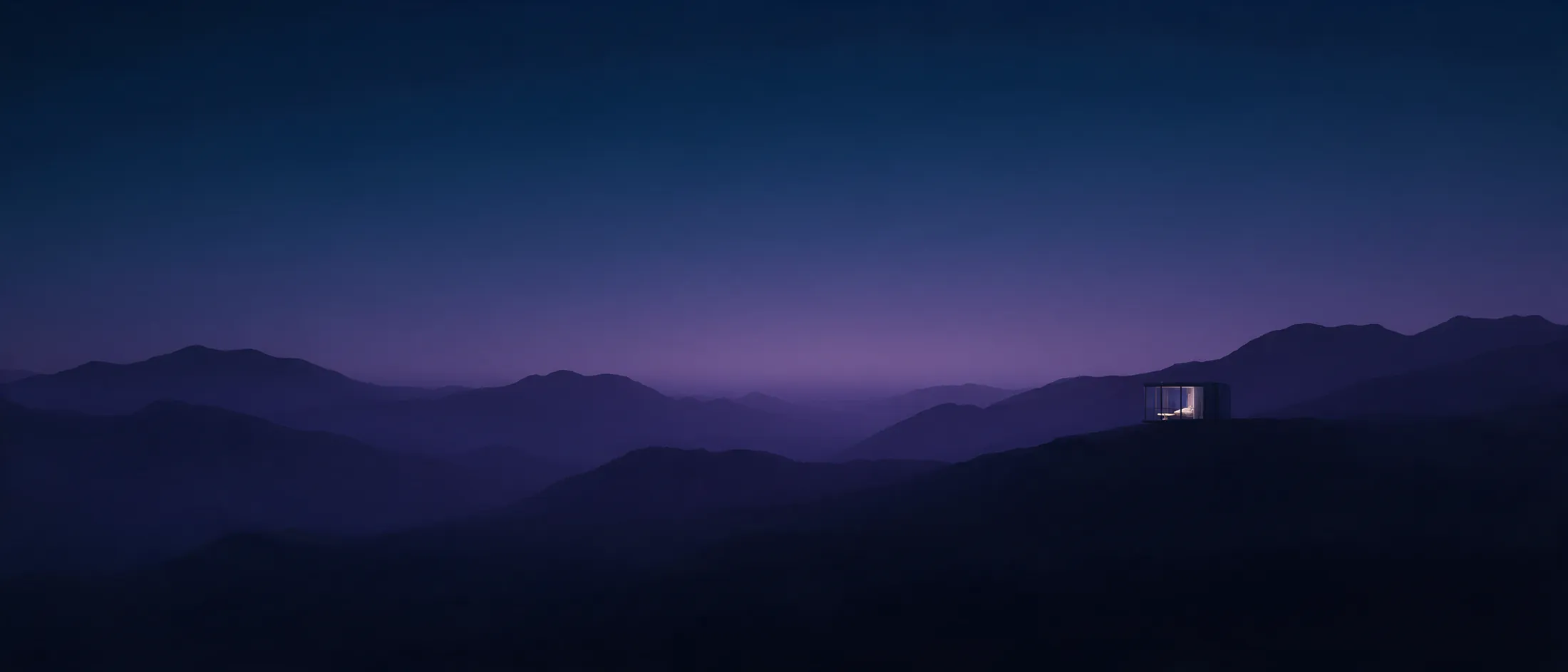 בית זכוכית מואר על רכס הרים בשעת דמדומים סגולה